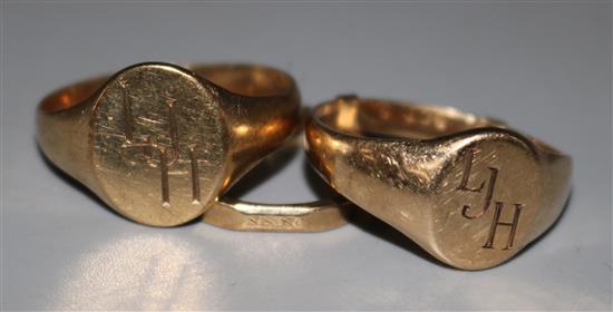 Two 9ct gold signet rings and a 9ct gold hexagonal band,